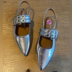 Soda Slingback Silver Metallic Buckle Point Toe Mary Jane Women’s 5 1/2 NWT